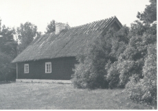 Aino Kalda suvekodu (1924-38), Tamme talu Kassari saarel. Vasakpoolne on töötoa aken