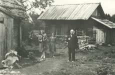 Hendrik Adamson kahe naisterahvaga koduõues Viljandimaal Kärstnas 1944. a