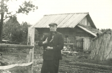 Hendrik Adamson koeraga koduõues Viljandimaal Kärstnas 1944. a