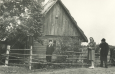 Hendrik Adamson oma maja taustal Viljandimaal Kärstnas 1944. a