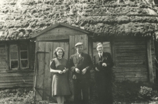 Vasakult: 2) H. Adamson, 3) R. Tammelo H. Adamsoni maja ees Viljandimaal Kärstnas 1944. a