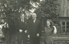 Vasakult: 1) fotograaf R. Tammelo, 2) Hendrik Adamson Viljandimaal Kärstna vallas elupaigas "Kodu" 1944. a