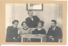 Vasakult: 1) Paul Olak, 2) M. Underi meheõde Auguste Hacker, 3) Marie Under, 4) Karl Hacker. Taga Jaan Lintrop. U. 1912. a