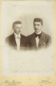 Marie Underi esimene abikaasa Karl Hacker (paremal) tundmatuga