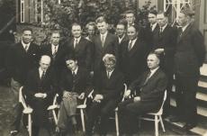 Narva ajakirjanikud 1930-te algul. Ees istuvad: 1) Felix Moor 2) Juhan Jaik 3) Rimpel? Taga 4) Evald Tammlaan 5) Juhan Eigo 