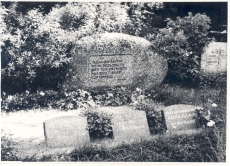 Anna Haava haud Tartus Raadi kalmistul