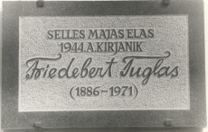 Mälestustahvel Friedebert Tuglase maja seinal Viljandis