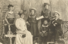 Peeter Grünfeldt perekonnaga 1907. aastal. Vas. poeg Herbert Haljaspõld, abikaasa Anna-Maria Grünfeldt, tütar Gerda Alliksoo, tütar Meeta Grünfeldt, tütar Else Must, Peeter Grünfeldt  