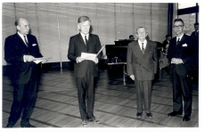 Joh. Aavikule Eesti Kultuurifondi auhinna üleandmine 1969. a veebruaris. B. Görman, Künnapas, Johannes Aavik, V. Tauli