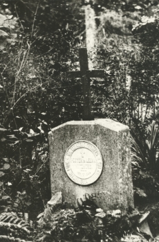 A. Kitzbergi vanemate, Peeter ja Leena Kitzbergi haud Halliste kalmistul 