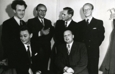 Kirjanikud 02.10.1949. I reas vasakult: Karl Ristikivi, Valev Uibopuu; II reas vas.: Raimond Kolk, Ilmar Talve, Kalju Lepik, Arvo Mägi 