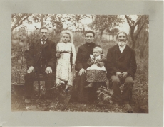 Jakob Tamme isa Ado (paremal), õde Ann ja õemees Tohver Kakk