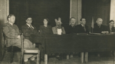 Vasakult: N. Karotamm, I. Selvinski, L. Toom, F. Tuglas, O. Urgart, A.Alle Noorte Majas Laial tänaval 1947. a.