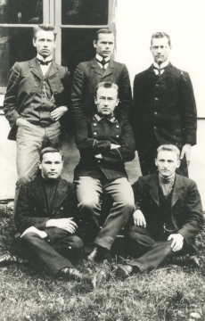 Henrik Visnapuu grupifotol (taga keskel)