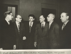 Vasakult: Juhan Smuul, Lembit Remmelgas, Aadu Hint, Rudolf Sirge, Mart Raud, Johannes Semper [Eesti NSV Kirja nike Liidu IV kongressil dets 1958. a]