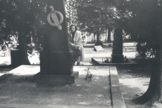 Debora Vaarandi Tuusula surnuaias Aleksis Kivi haual 1982