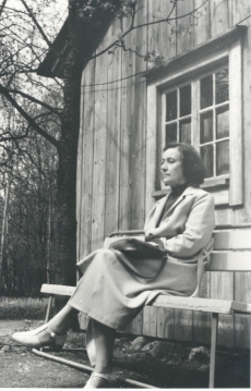 Debora Vaarandi Aleksis Kivi surimaja juures 1982