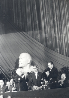 J. Smuulile Lenini preemia üleandmine 1961. a "Estonias". Vasakult 1. J. Semper, 2. F. Tuglas, 3. A. Green, 4. N. Tihhonov, 5. J. Smuul