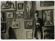 Ants Laikmaa oma ateljees 1926. a. Taustal tema ateljeekooli näitus 
