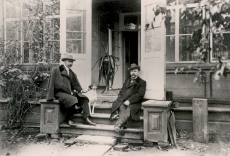 A. Läte ja K. E. Sööt Tartus Aia tn Hörschelmanni maja ees, 1905 