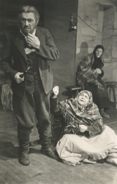 A. Kitzbergi "Püve talus" "Vanemuises" [nov., 1943]. Elmar Salulaht ja Alli Tammemets