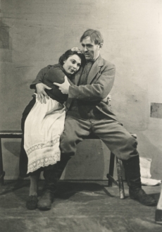 A. Kitzbergi "Püve talus" "Vanemuises" [nov., 1943]. Leida Lepik ja Benno Mikkal