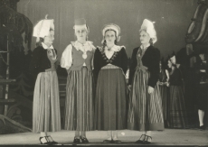 A. Kitzbergi - J. Simmi laulumäng "Kosjasõit" "Vanemuises" 1938. a.  Vasakult: Teras, Elo Tamul, Linda Tubin, Lydia Rõigas