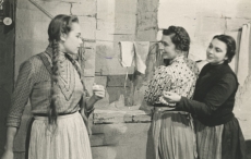 A. Kitzbergi "Püve talus" "Vanemuises" [nov., 1943] Vasakult: Erika Torger, Leida Nõmmits, Leida Lepik