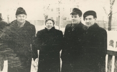 Vasakult: Erni Hiir, Aimi Hiir, K. Koger, Abel Nagelmaa O. Lutsu mälestustahvli avamisel 8.01.1958. a. 
