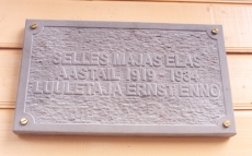 Mälestustahvel majal Haapsalus, kus Ernst Enno elas aastail 1919-1934