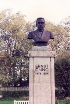 E. Enno mälestussammas Haapsalus, 1994