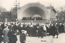 Haapsalu vabaõhukontsert 25. V 1924. Vasakul pool keskel seljaga Ernst Enno