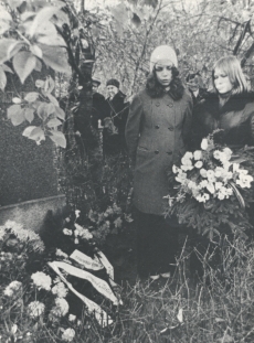 Ella Enno põrmu muldasängitamiselt 2. XI 1974. a (Haapsalu I KK õpilane Aili Laks esitab E. Enno luuletuse "Kui suri lill")