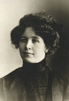 Marie Under umbes 1908. a. Tallinnas