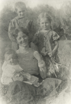 Marie Under tütar Dagmariga (süles) ja külalastega Kassaris [1904]