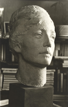 Marie Under. J. Eskeli kipsist vahevariant pronksbüstile (1973)