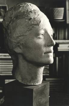 Marie Under. J. Eskeli kipsist vahevariant pronksbüstile (1973)