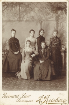 Marie Under (II reas vas.3.) grupipildil [kooliõdedega] 1900. a.