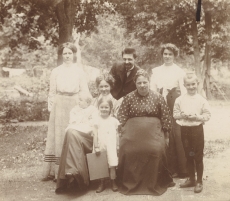 Ees: Marie Under lastega, Karl Hackeri ema; taga: Berta Under, Karl Hacker, K. Hackeri õde 1906. a. suvel Moskva lähedal Kutðinos
