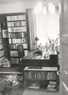 Friedebert Tuglase töölaud tema majamuuseumis Tallinnas Väikese Illimari 12, 1976