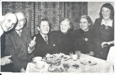 Johannes Aavik'u 70-da sünnipäeva pühitsemisel Artur Adson, Otto Pukk, Johannes Aavik, Marie Under, Pukk, Hedda Hacker