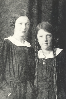 Marie Underi tütred Dagmar ja Hedda Lenderi gümnaasiumi õpilastena