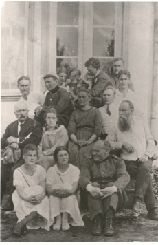 Petersonid 1920-ndatel aastatel: ees istub Otto, 2. reas vas Villem, tundmatu, Anna, Ernst
