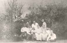 Petersonid 1920-ndatel aastatel: taga keskel Otto, ees par Ernst