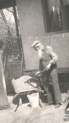Ernst Peterson-Särgava oma maja ehitamas, juuli 1951