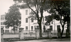 Gustav Adolfi Gümnaasiumi maja Tallinnas (Kooli 2 / Nooruse 12), kus töötas ka õhtugümnaasium (Tallinna Linna Ühisgümnaasium), mille õpetajaks oli E. Peterson-Särgava (1924-1927)