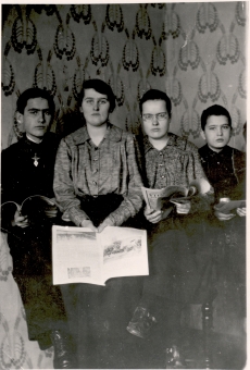 Ernst Peterson-Särgava lapsed Karl, Salme, Juta ja Paul, enne 1917