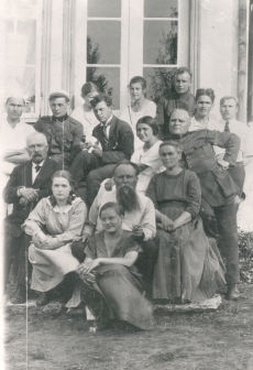 Petersonide perekond: vas istub Villem Peterson, par seisab Otto; ees Ernst Peterson,  [1919/1920]