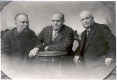 Vennad Petersonid: vas: Ernst, Otto ja Villem, [1927]
