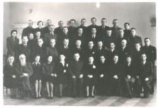 Ernst Peterson-Särgava Tallinna Ehitustehnikumi õpetajana kaastööliste ja õpilaste keskel, 1940.-te II pool